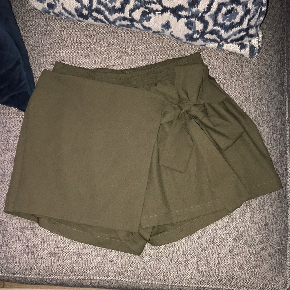 MISSGUIDED skort, khaki color. New.